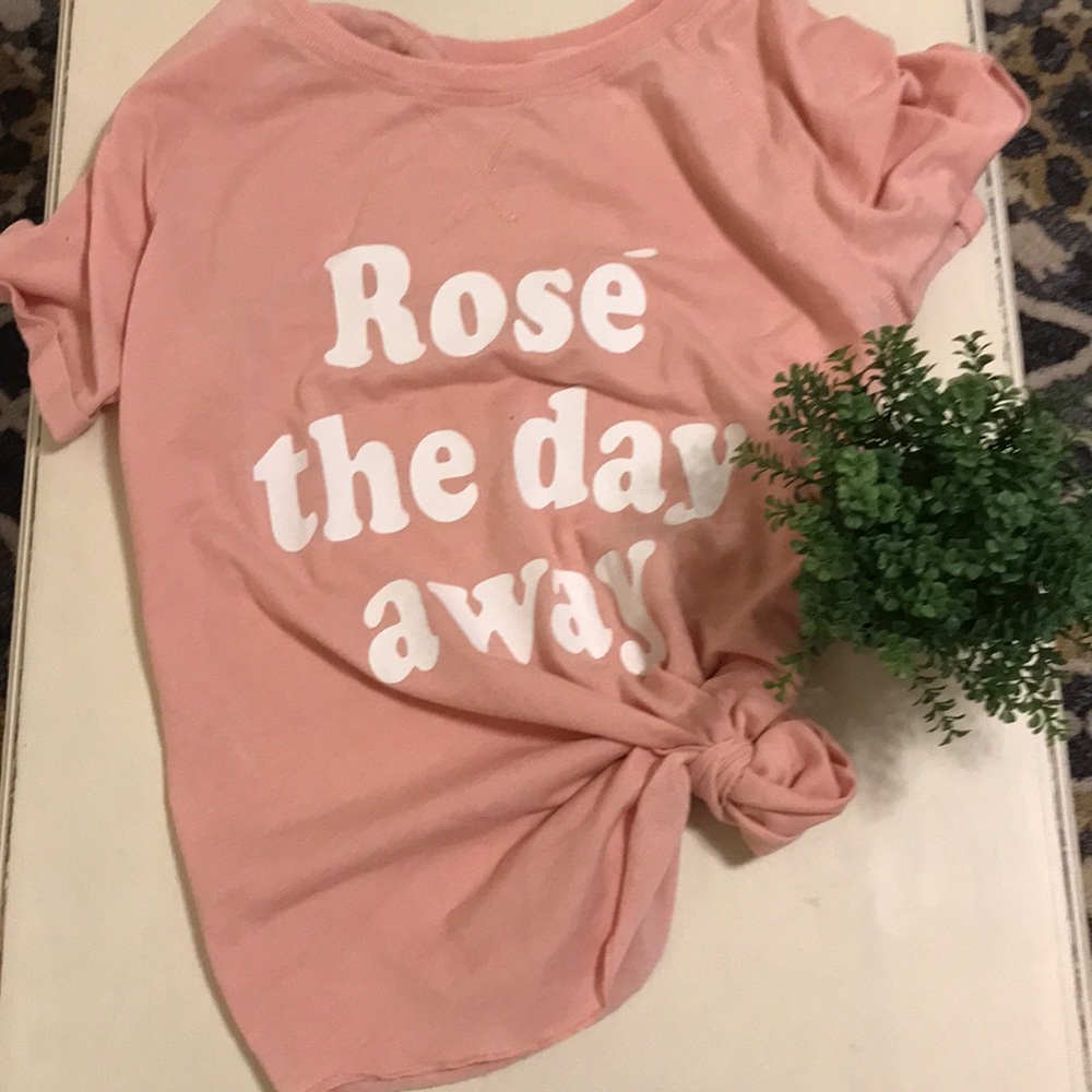 Host Pick! 🎊 Rose shirt☺️